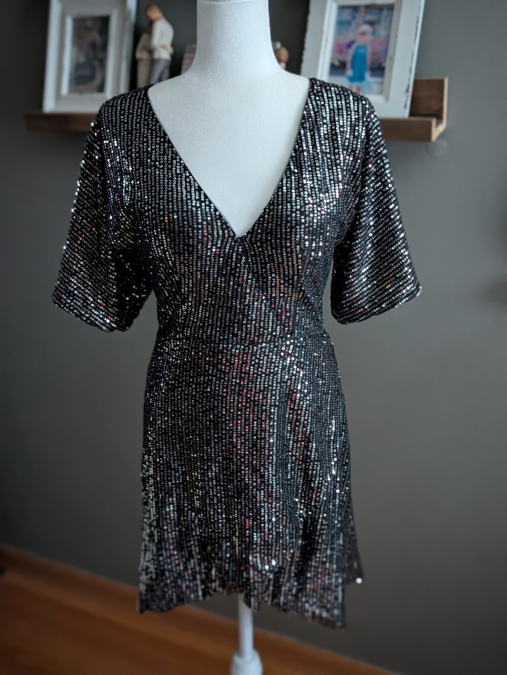 Black Sequin Mini Party Cocktail Dress V-Neck Built In Bra Tulip Hem Size 8